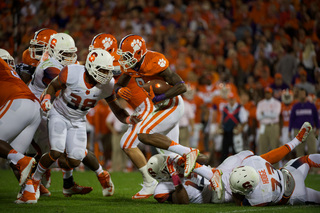 SU linebacker Cameron Lynch looks to make a tackle. 